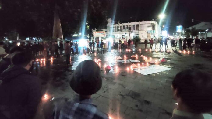 Demo Kenaikan BBM di Tasikmalaya, Massa Nyalakan Lilin di Jalan HZ Sambil Bersholawat