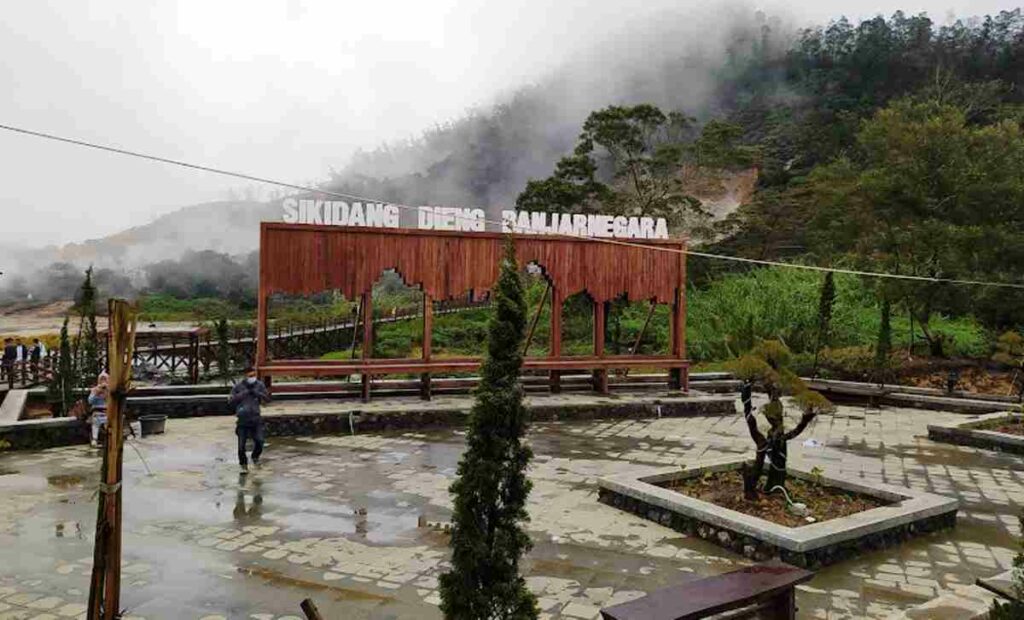 Objek Wisata Kawah Sikidang Dieng Banjarnegara Jawa Tengah