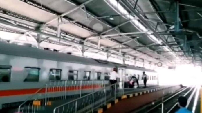 Kereta di Stasiun Tugu