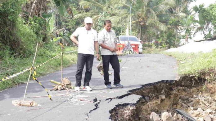 Ketua DPRD Pangandaran Minta Longsor di Jalan Menuju Pantai Karapyak Segera Ditangani