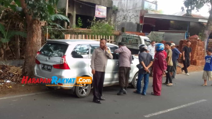 Minibus seruduk mobil