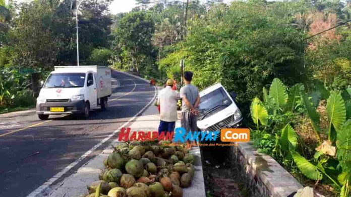 mobil bak terperosok