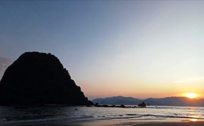 Objek Wisata Pantai Pulau Merah Banyuwangi Jawa Timur