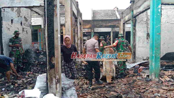 Pasca Kebakaran Pasar Banjarsari Ciamis, Anggota TNI dan Polisi Bersihkan Puing-puing