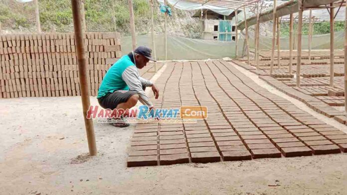 Pesanan Berlimpah, Perajin Bata di Pangandaran Sumringah
