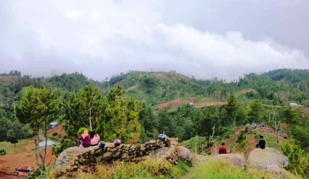 Objek Wisata Puncak Gunung Loka Bantaeng Sulawesi Selatan