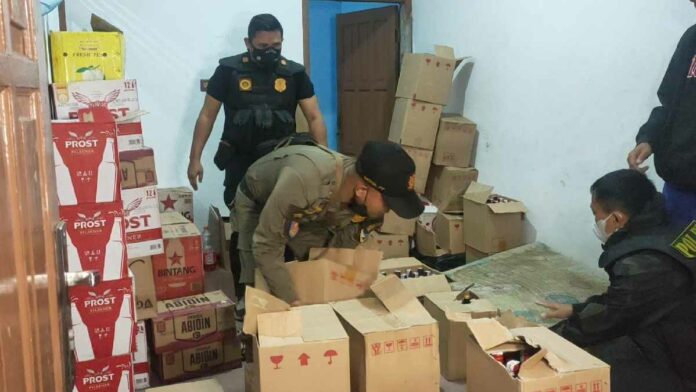 Duh, Sebuah Kontrakan di Tasikmalaya Jadi Gudang Miras, Petugas Temukan Ribuan Botol
