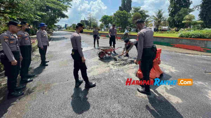 Tambal jalan berlubang