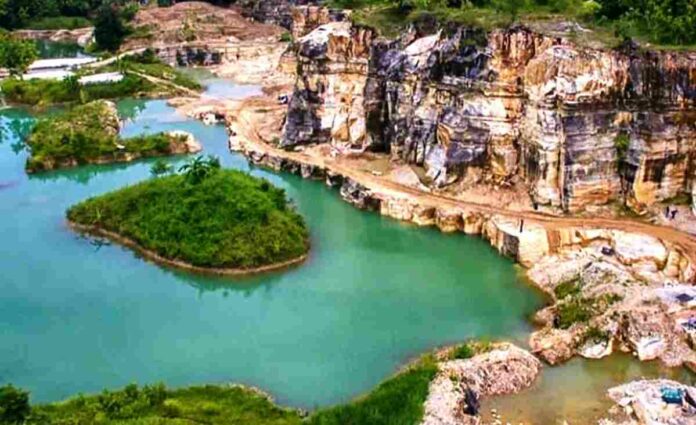 Objek Wisata Telaga Biru Semin Gunungkidul Yogyakarta 