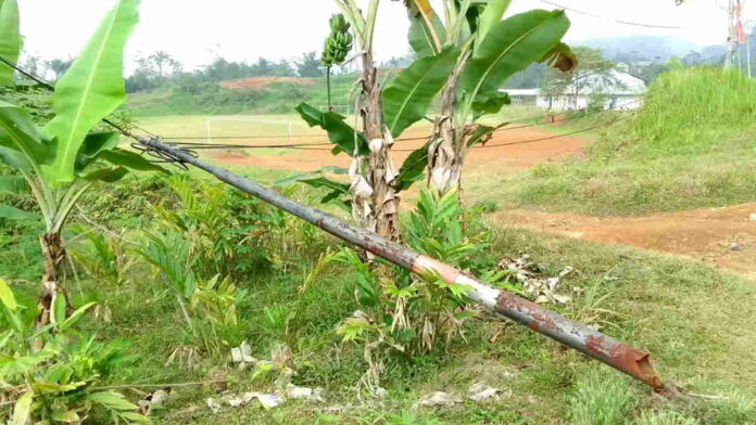 Tiang Jalur Telepon di Langkaplancar Pangandaran Lama Ambruk