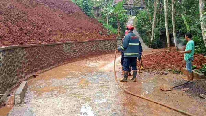 Longsor tutup akses jalan