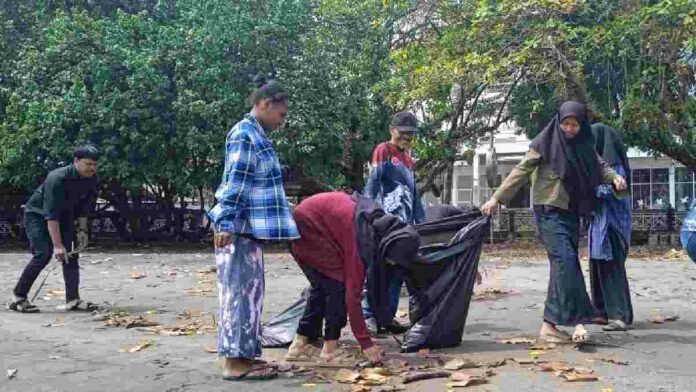 Bersihkan Sampah kawasan batukaras