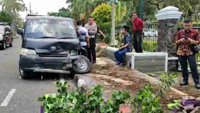 Mobil pikap tabrak pot