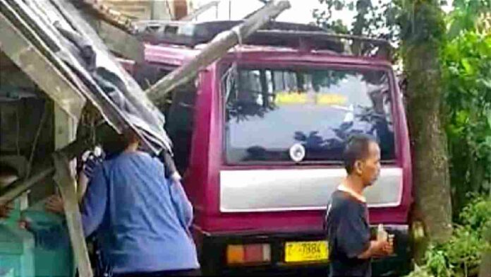 Mobil Elf Seruduk rumah