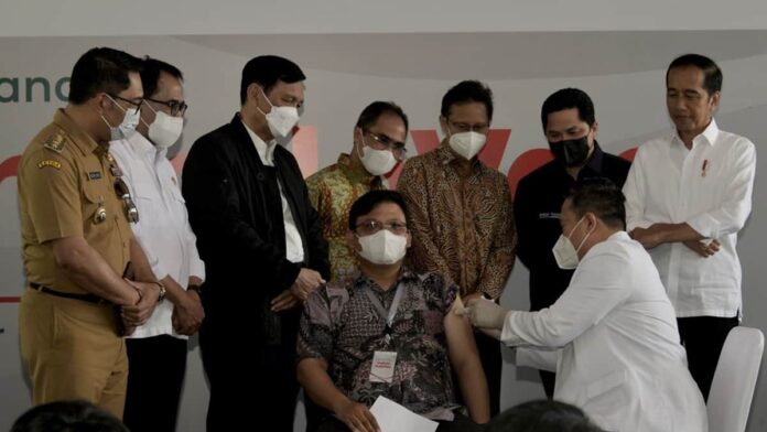 25 Warga di Jabar Disuntik Vaksin Produk dalam Negeri