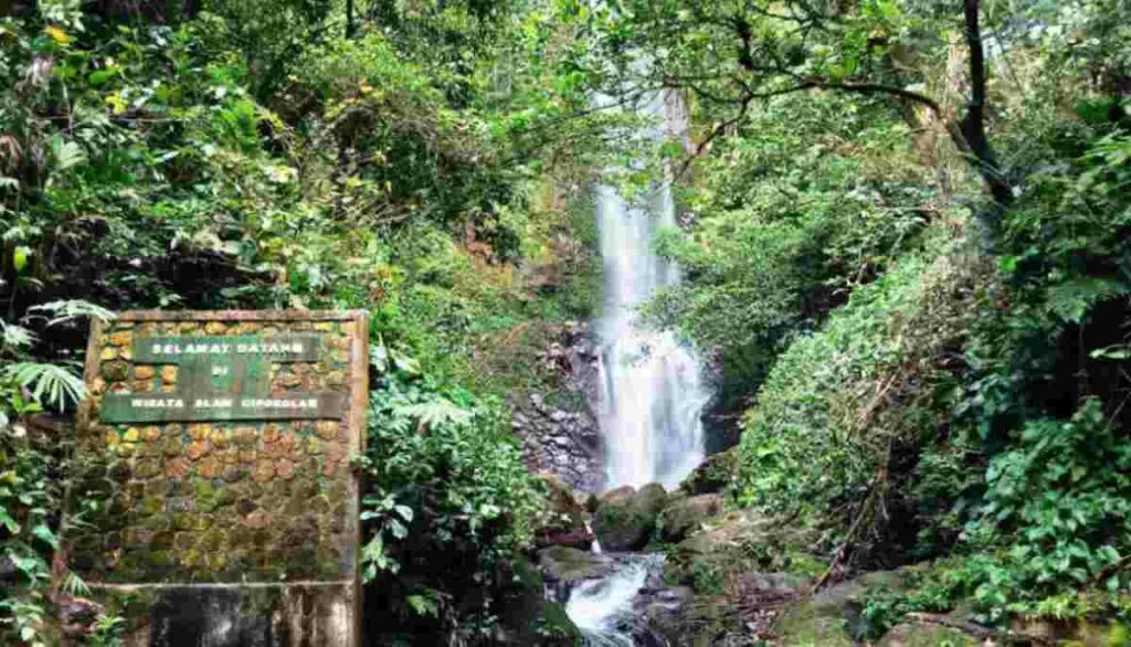 Objek Wisata Air Terjun Ciporolak Lebak Banten 