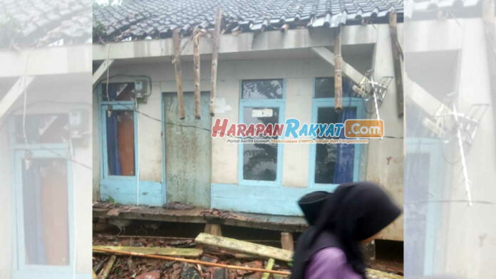 Atap Rumah Warga Langkaplancar Pangandaran Ambruk Pasca Hujan Deras dan Angin Kencang