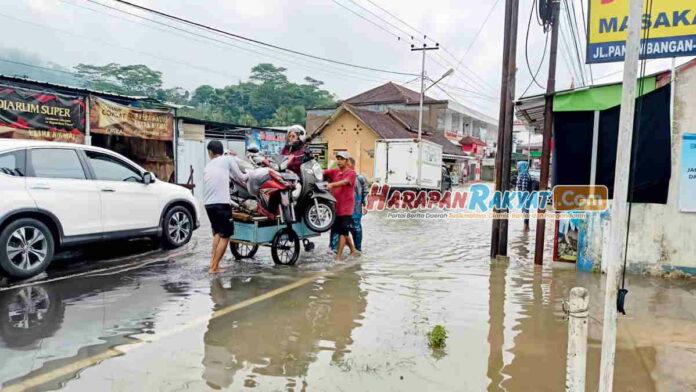 Banjir Setinggi 50 Sentimeter, Akses Jalan di Panumbangan Ciamis Terganggu