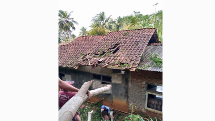 Genteng Rumah Warga Pangandaran Hancur