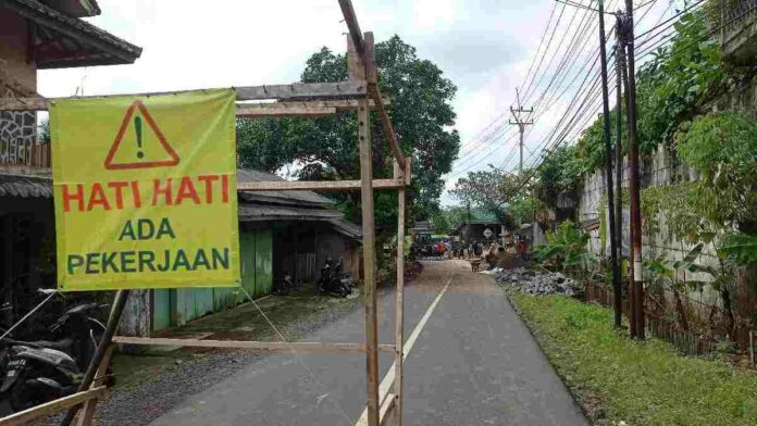 Jalan penghubung ambles