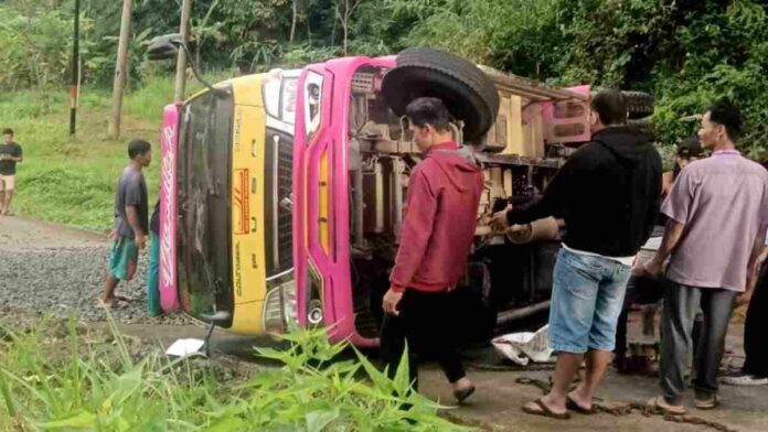 Truk Bermuatan Batu Terguling