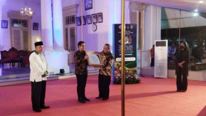 Lencana Bhakti Desa Pertama