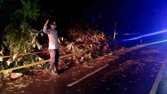 Longsor timbun jalan Puspahiang