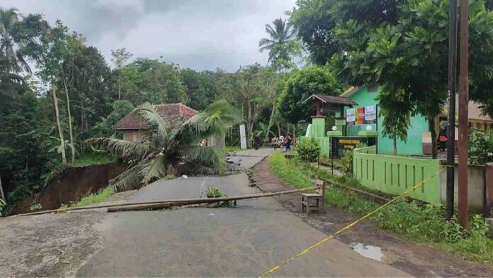 Imbas Jalan Ambles dan Longsor, SDN 2 Parungponteng Tasikmalaya Diliburkan