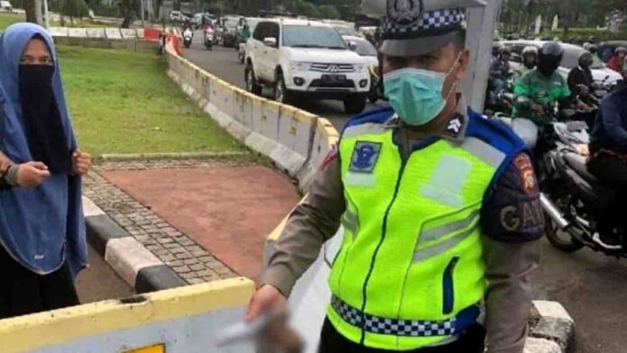 Perempuan Bercadar Terobos
