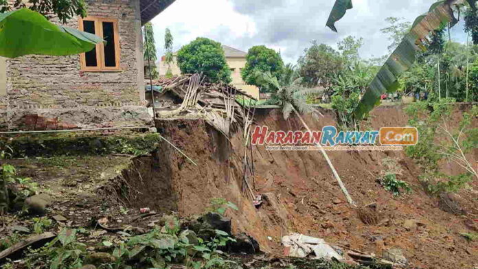Jalan Longsor di Tasikmalaya, 1 Rumah Tergerus dan Akses Jalan Tutup Total