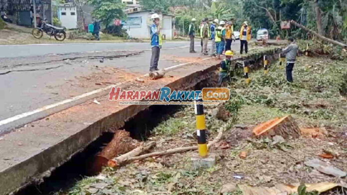 Jalan Utama di Kalipucang Pangandaran Ambles dan Retak
