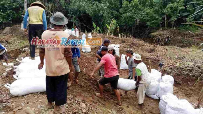 Jebol karena Banjir, Tanggul di Bangunsari Ciamis Diperbaiki Sementara