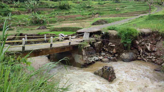Jembatan Cibeureum di Tasikmalaya Amblas, Aktivitas Anak Sekolah dan Petani Terhambat