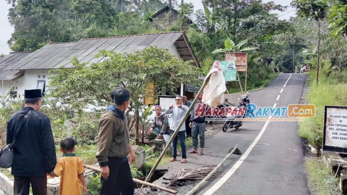 Jembatan Penghubung Antar Desa di Jatinagara Ciamis Ambruk