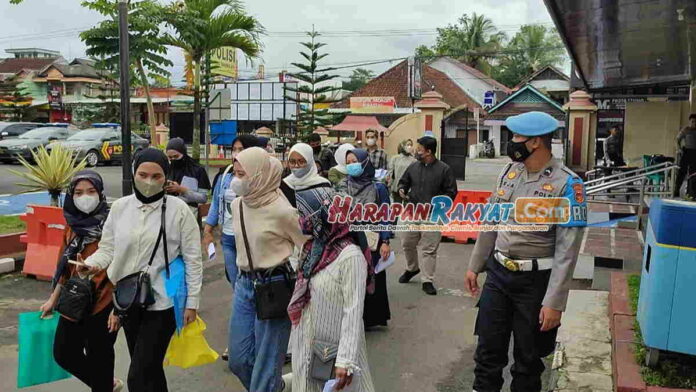Kena Tipu Arisan Bodong, Puluhan Emak-emak Lapor ke Polres Tasikmalaya