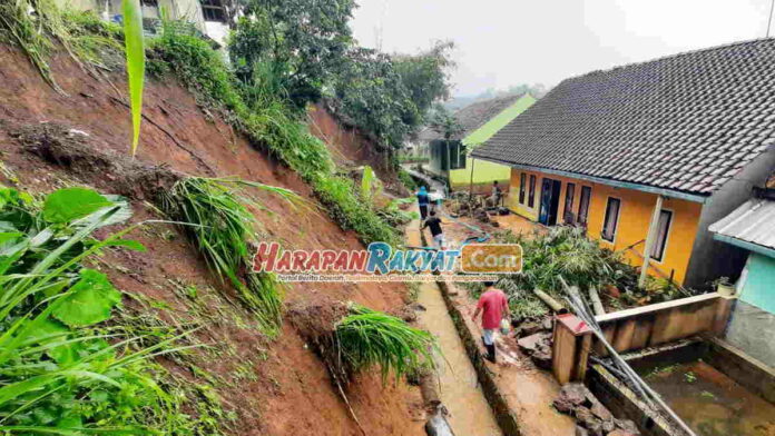 Longsor Terjadi di Desa Nasol Ciamis, 10 Rumah Terancam