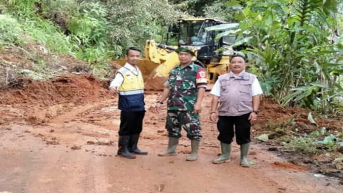 Longsor tutup jalan karangkamiri-gunungkelir