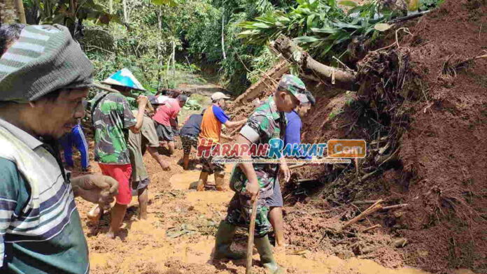 Material Longsor Tutupi Jalan dan Rusak Garasi Mobil di Pamarican Ciamis