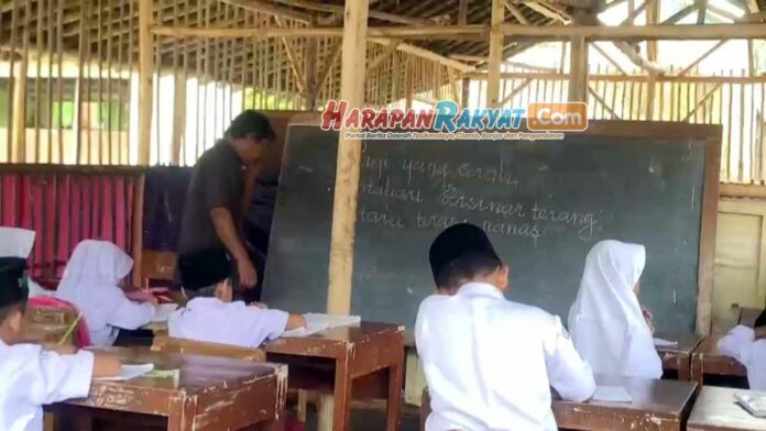 Melihat dari Dekat Puluhan Siswa SD Tasikmalaya Belajar di Saung Bambu