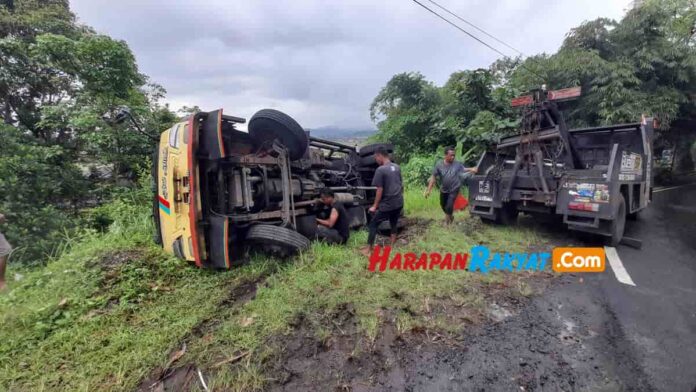 Mobil truk bermuatan pasir