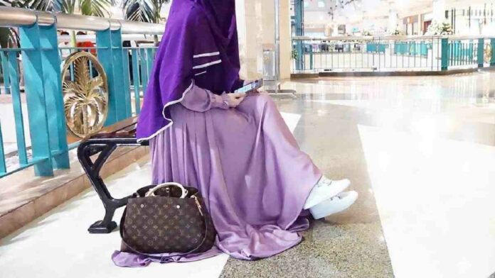 Paduan Gamis dan Sneakers Ciptakan Tampilan Sporty Kekinian