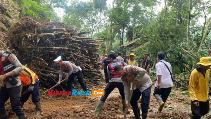 Pemotor terjebak longsoran rumpun bambu