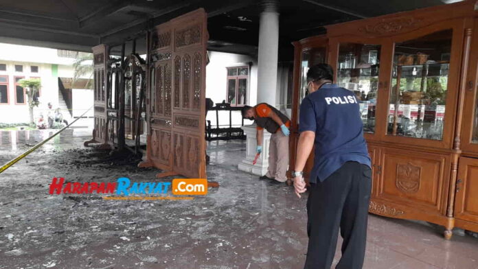Pendopo Kota Banjar Dibakar Orang