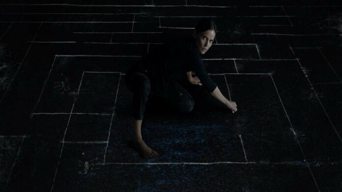 Sinopsis The Chalk Line, Seorang Gadis yang Penuh Misteri
