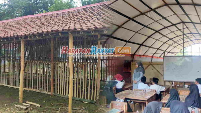 Siswa SD di Tasikmalaya Terpaksa Belajar di Tenda Darurat
