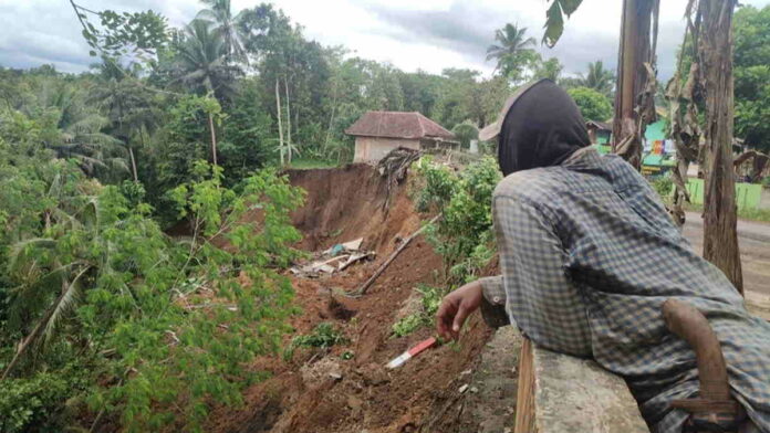 Tak Bisa Beraktivitas, Warga Parungponteng Tasikmalaya Minta Jalan Ambles Segera Diperbaiki
