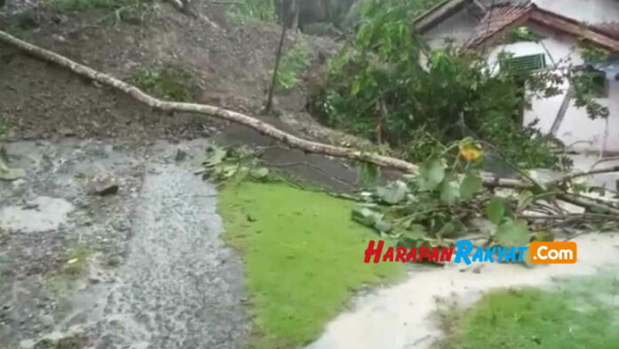 Tebing Longsor Tutup jalan