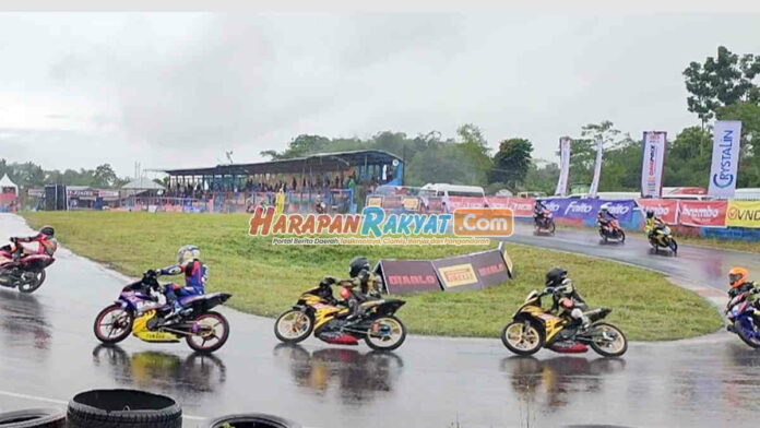 Aksi Pembalap Motor Oneprix Taklukan Sirkuit Bukit Peusar Tasikmalaya saat Hujan