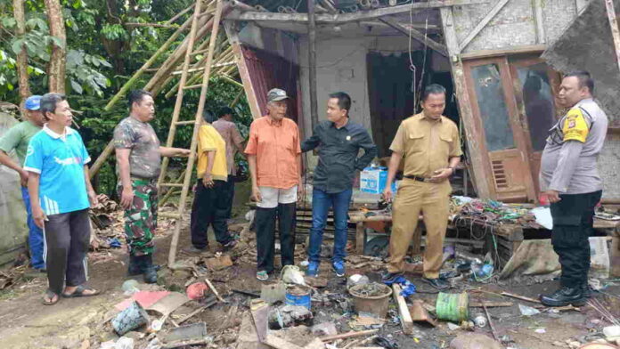 Anggota DPRD Ciamis dari Demokrat Bantu Perjuangkan Perbaikan Rumah Warga yang Ambruk