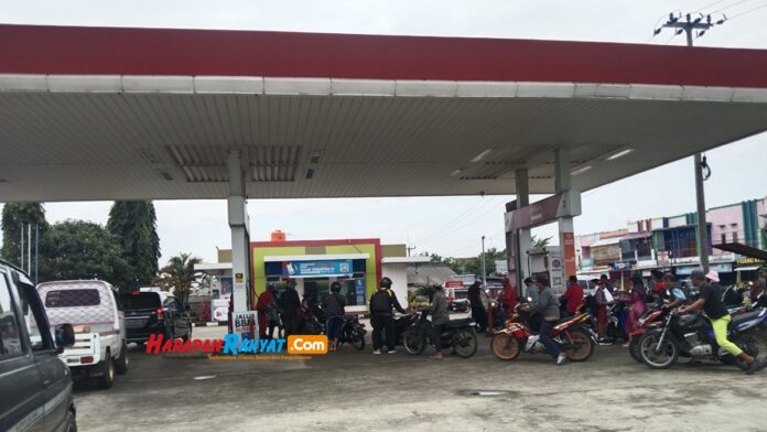 Antrian di SPBU Kedungwuluh